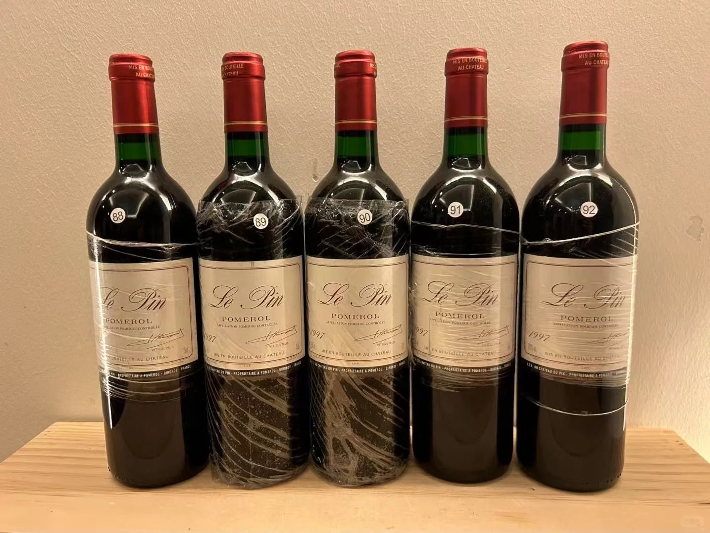 [經典裡鵬酒瓶展示]