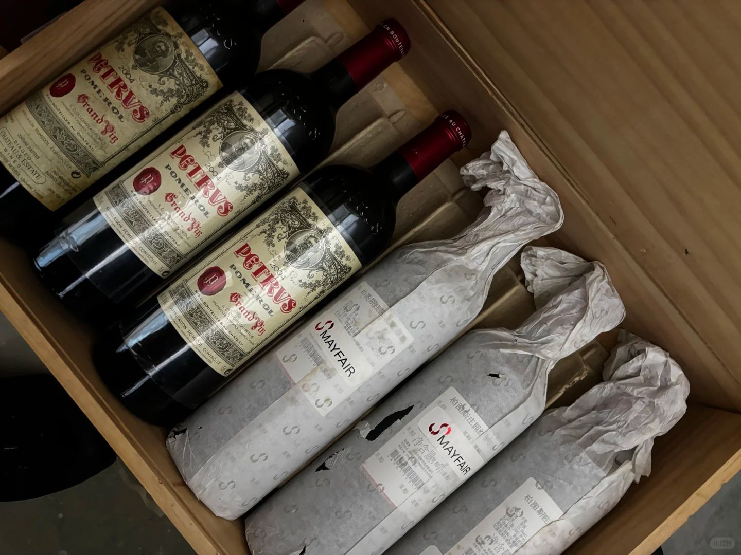 [經典帕圖斯紅酒瓶展示]