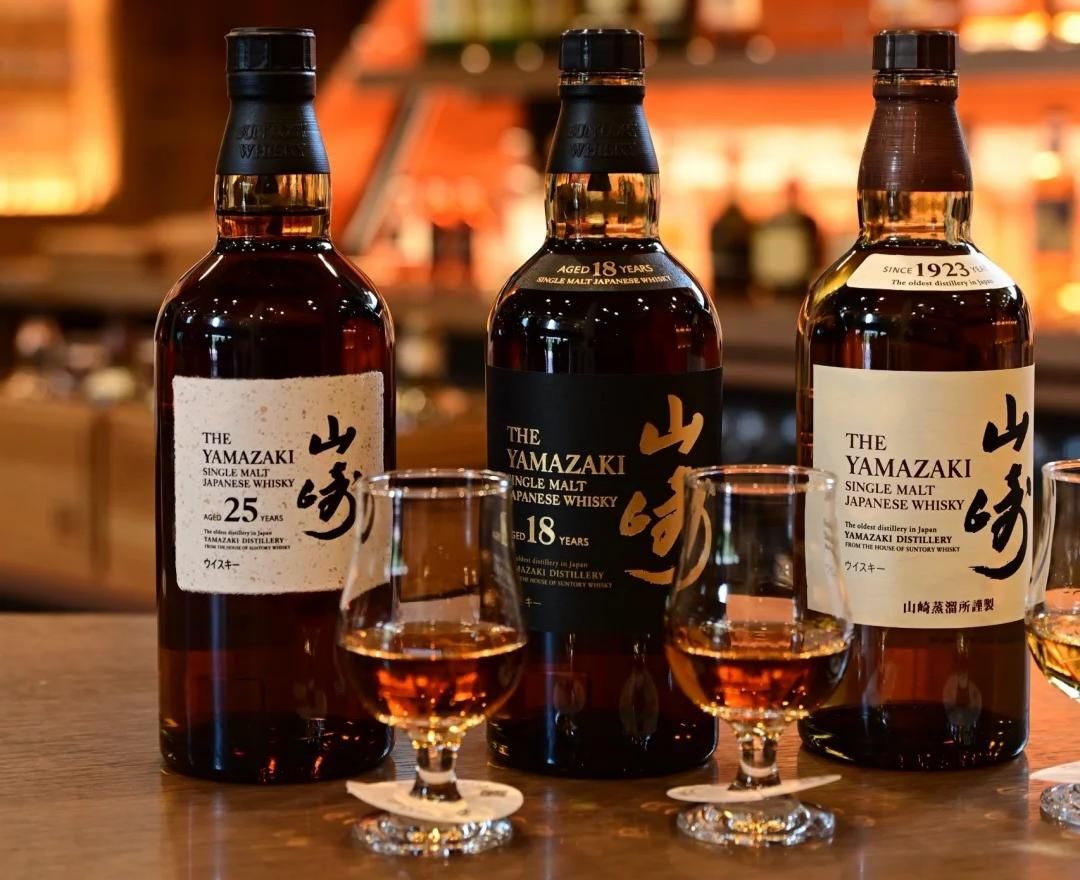 [靈科商行專業鑑定團隊正在核驗山崎威士忌]