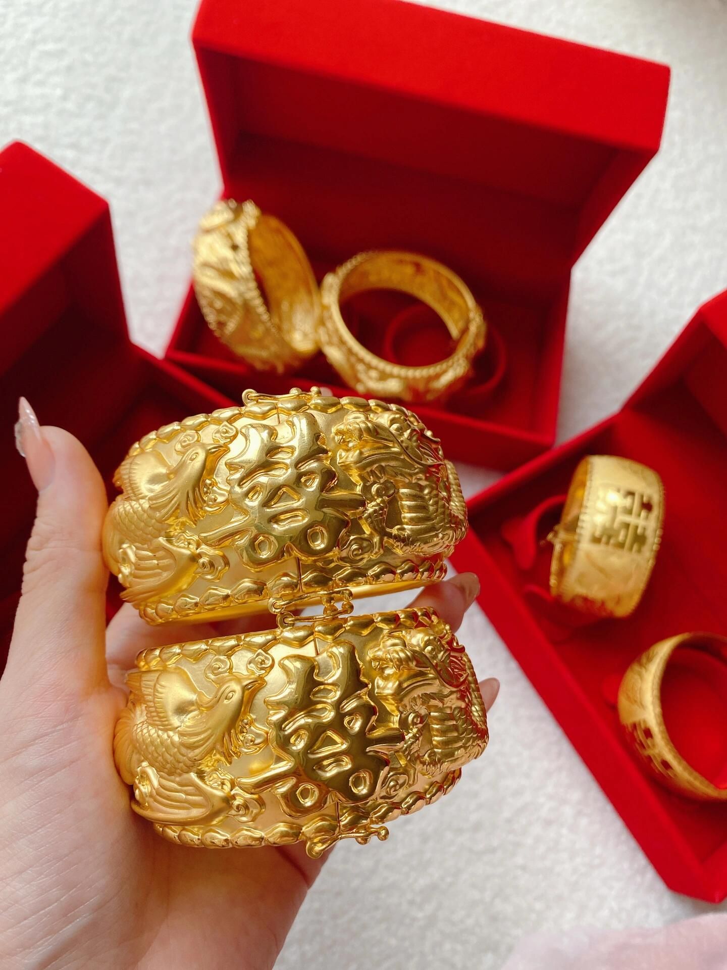 龍鳳鈪（龍鳳鐲）回收怎樣算？婚嫁金器賣出前先看重量、純度與火耗 內容配圖