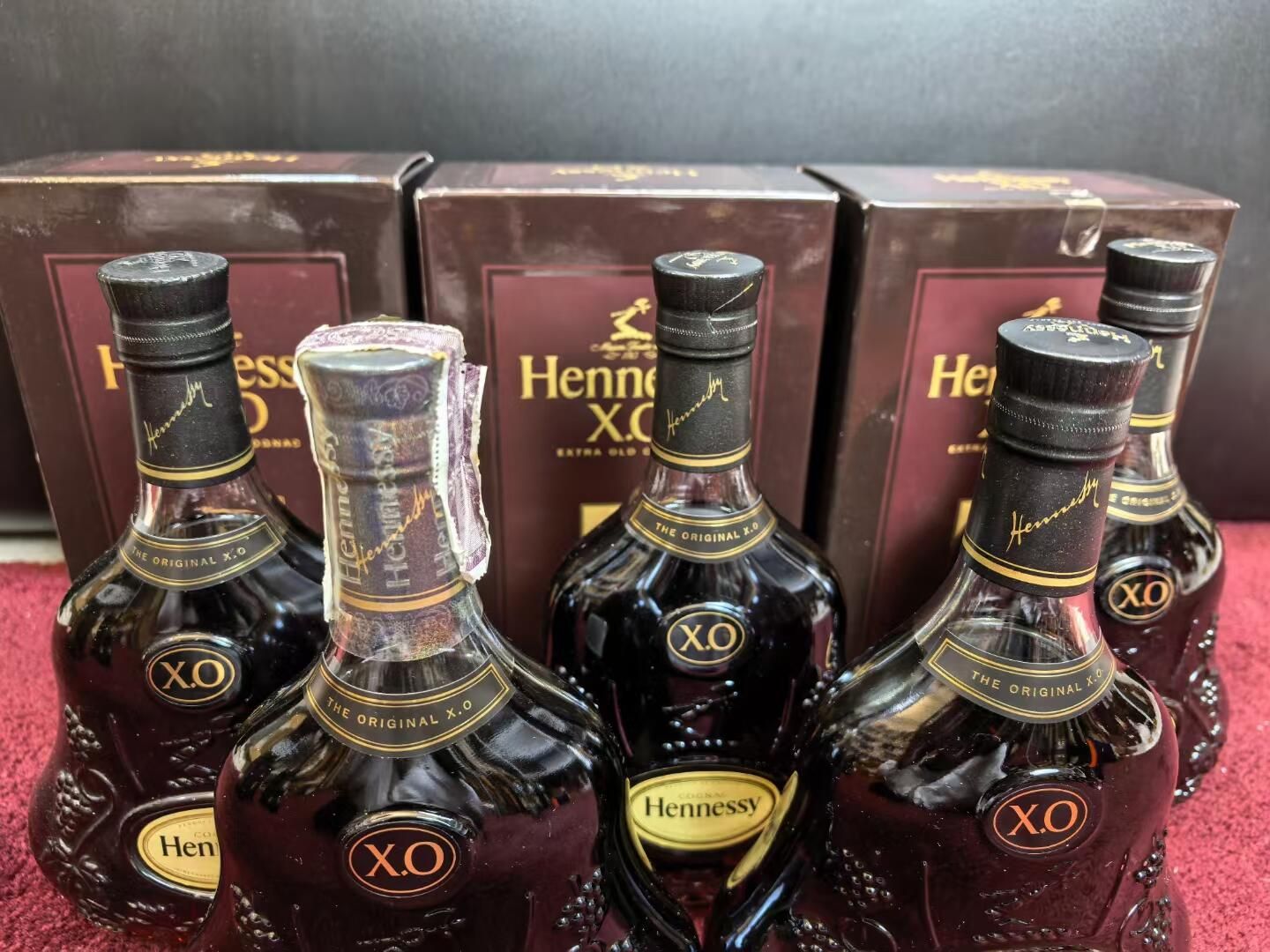 軒尼詩 XO 封膜頂蓋、齒痕與頸標檢查示意圖