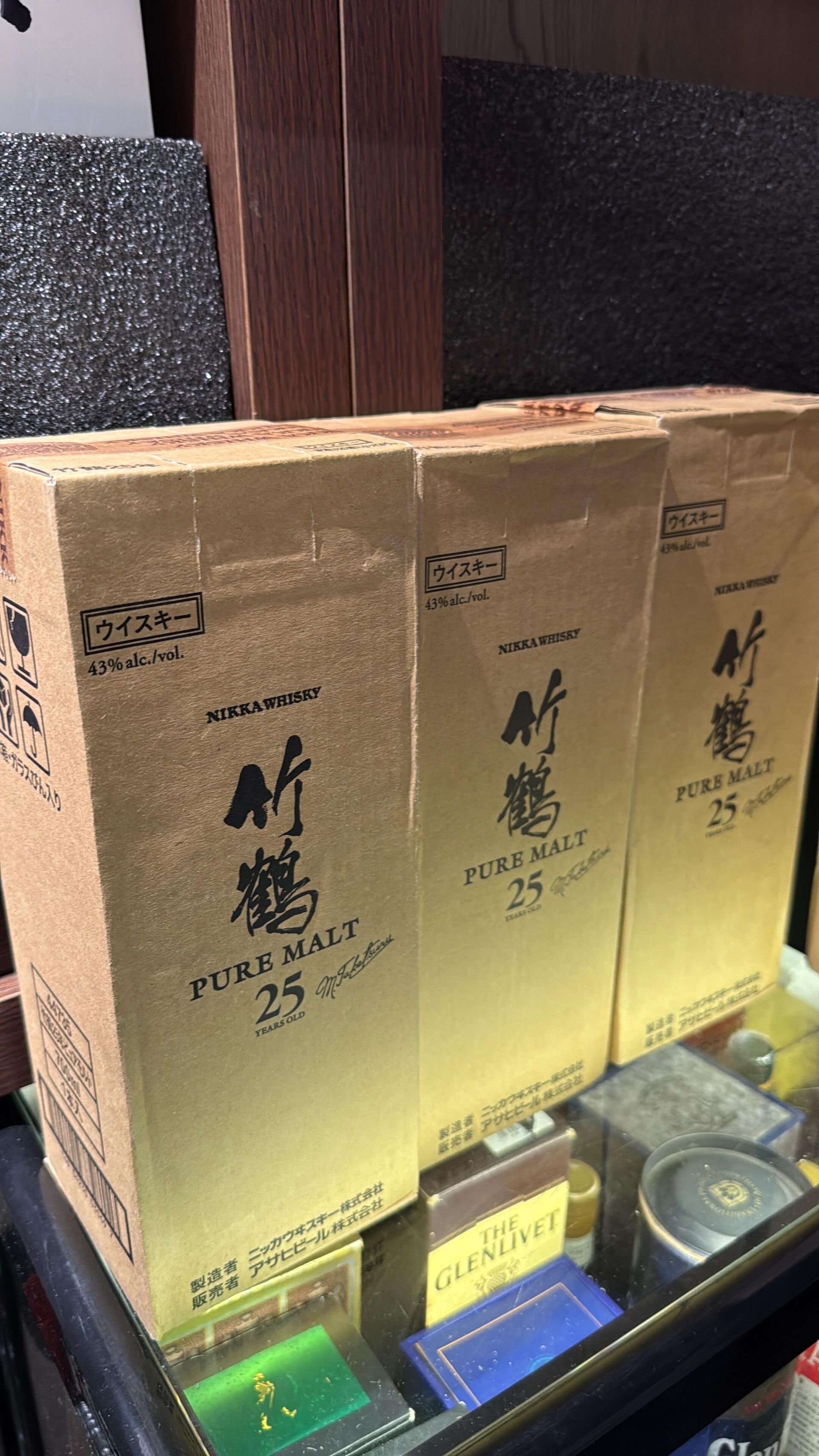 竹鶴25年舊版液位、瓶頸酒漬、清澈度與直立保存檢查示意