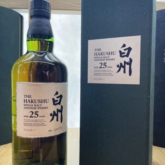 白州25年威士忌酒標與封口細節