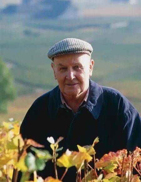 亨利·賈伊 (Henri Jayer) 在酒窖中的經典照片