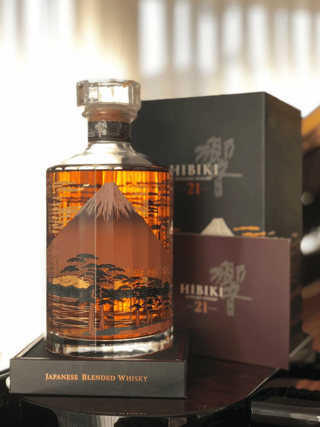 響 21年 富士風雲圖 (Hibiki 21 Mt. Fuji Edition) 瓶身特寫