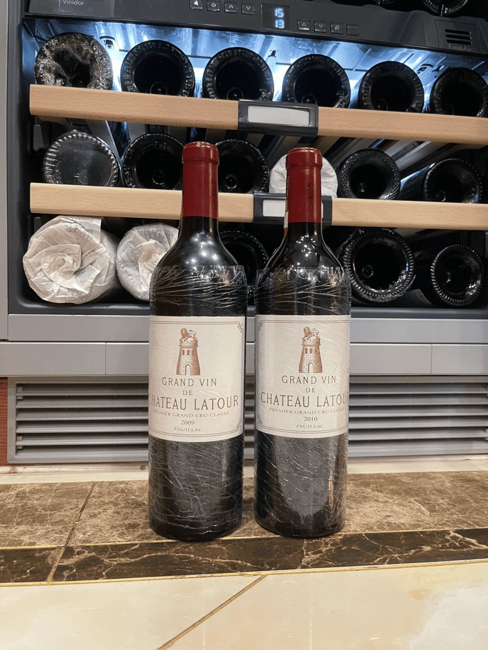 拉圖堡 2009 與 2010 年份酒瓶對比