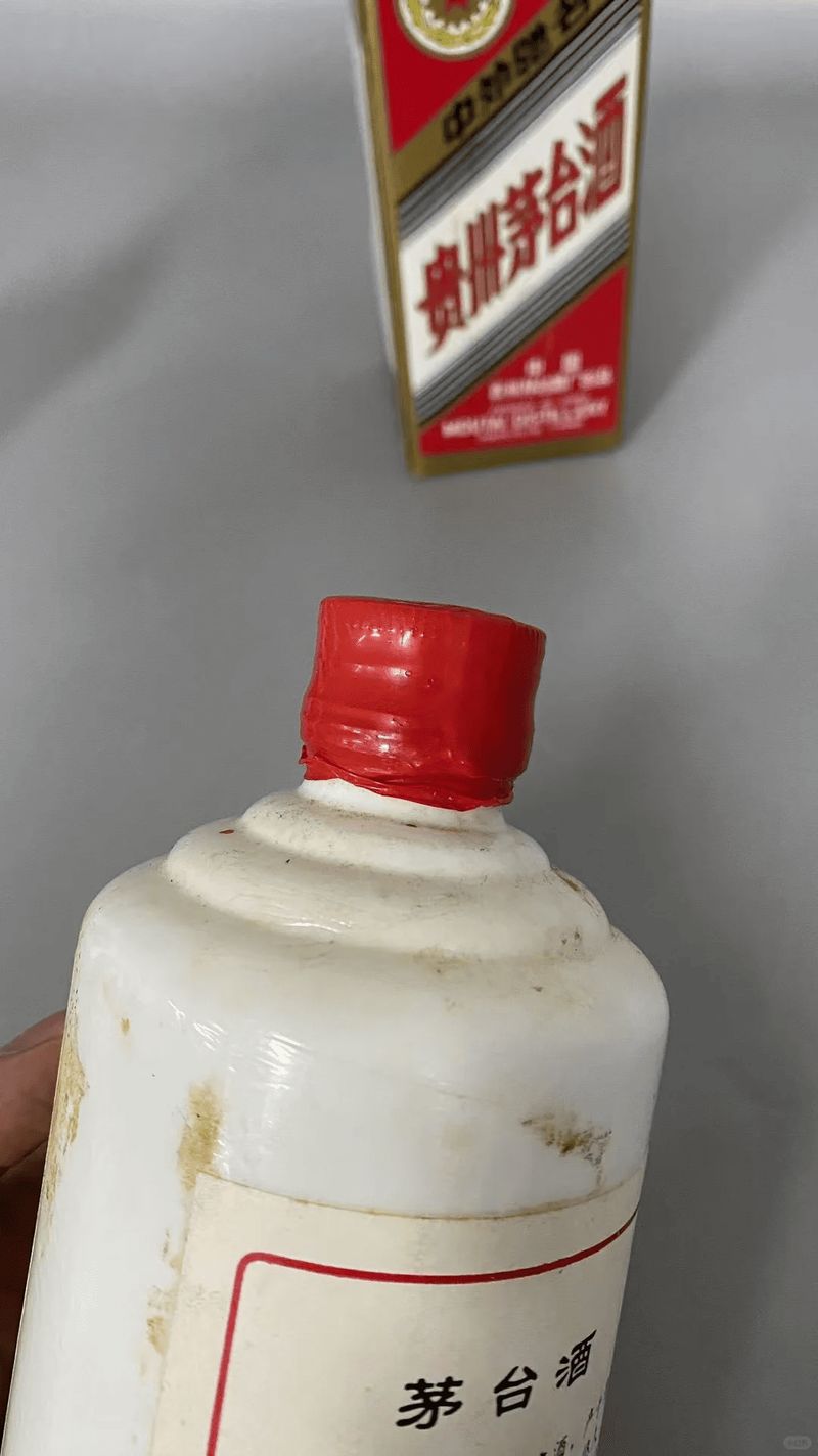 專業人士鑑定茅台酒封口細節