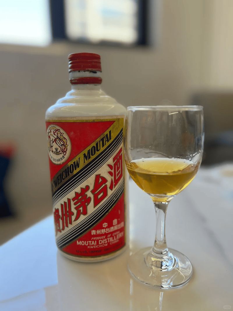 陳年茅台酒液倒入杯中的金黃色澤