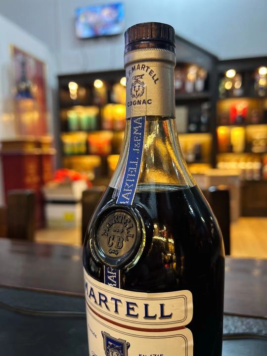 鑑定細節：舊版馬爹利緞帶超過蠟封並連接酒標的特徵