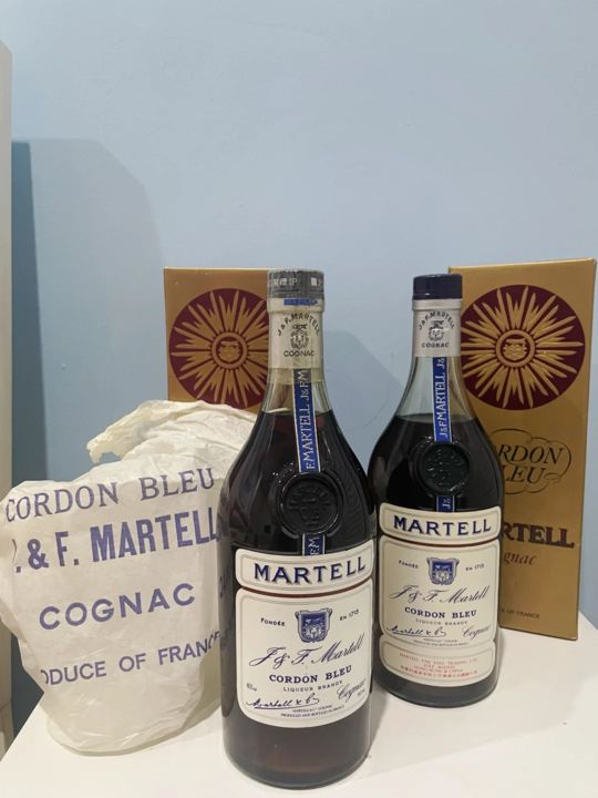 馬爹利 XO Supreme (紅太陽) 酒瓶特寫，展示其經典設計