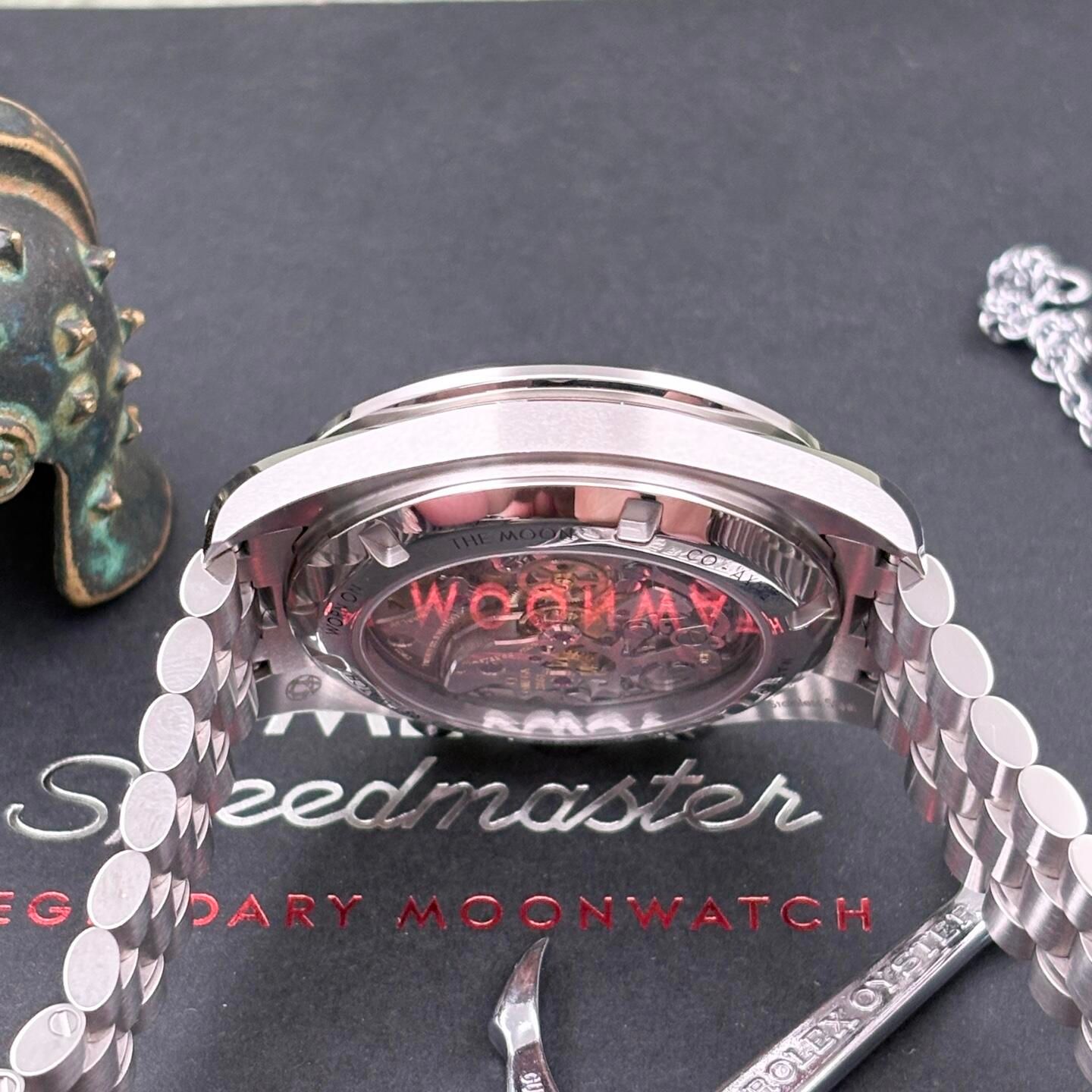 Omega Speedmaster鏡面側面與底蓋觀察