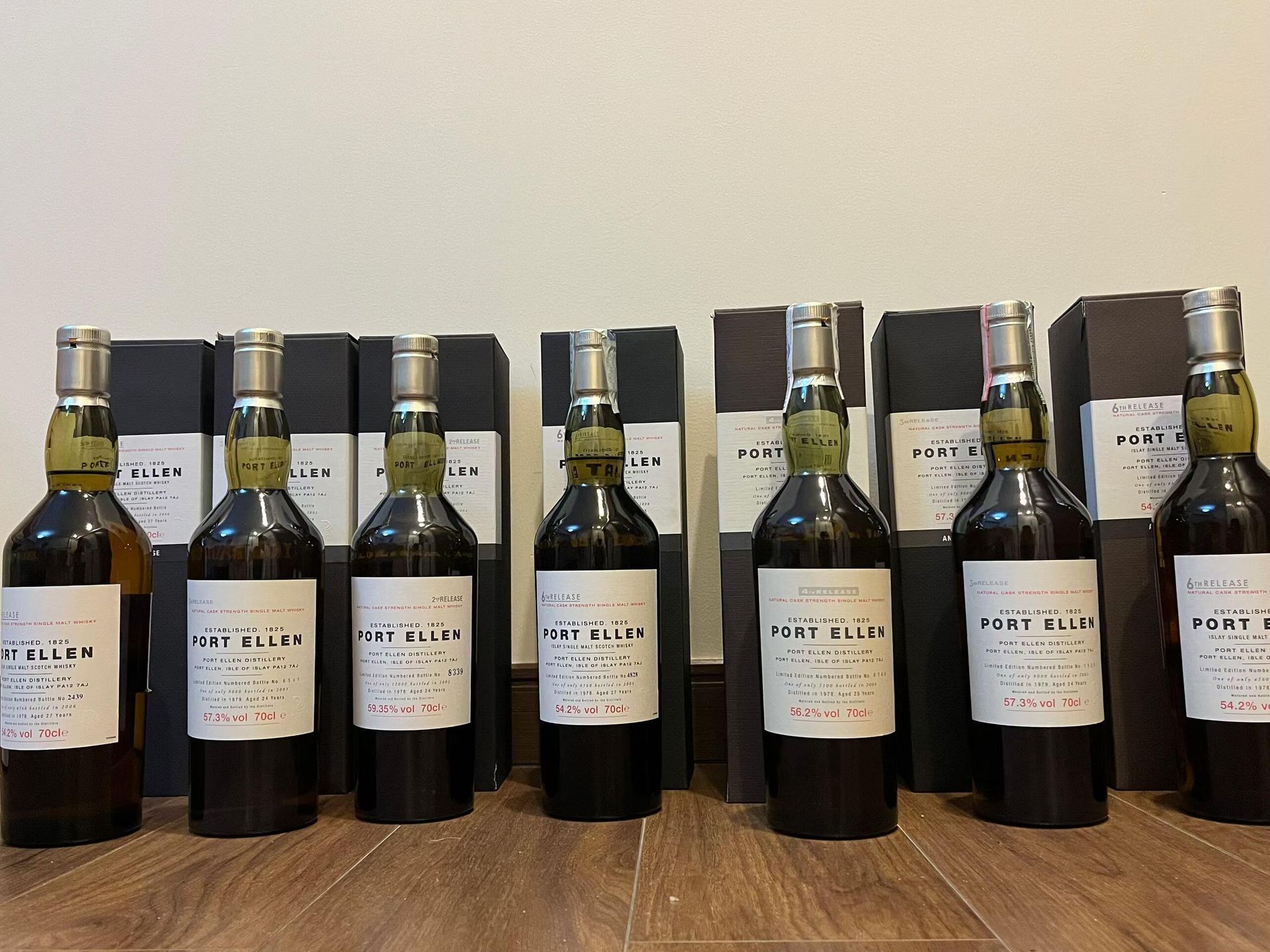 Port Ellen 波特艾倫威士忌酒瓶與蒸餾廠背景