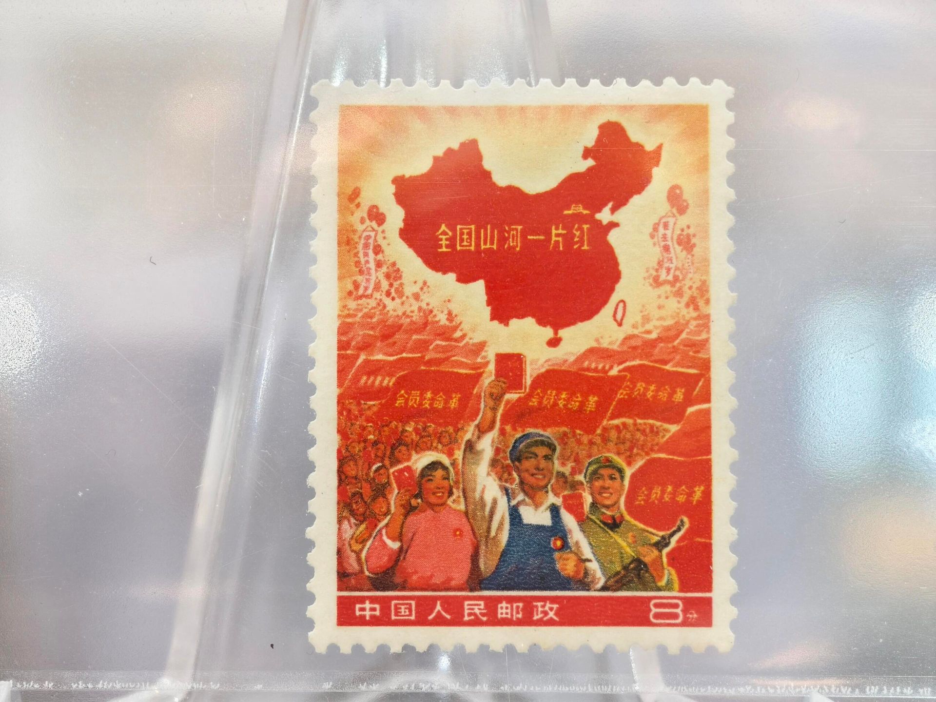 靈科商行團隊核對郵票相冊與細節品相示意圖
