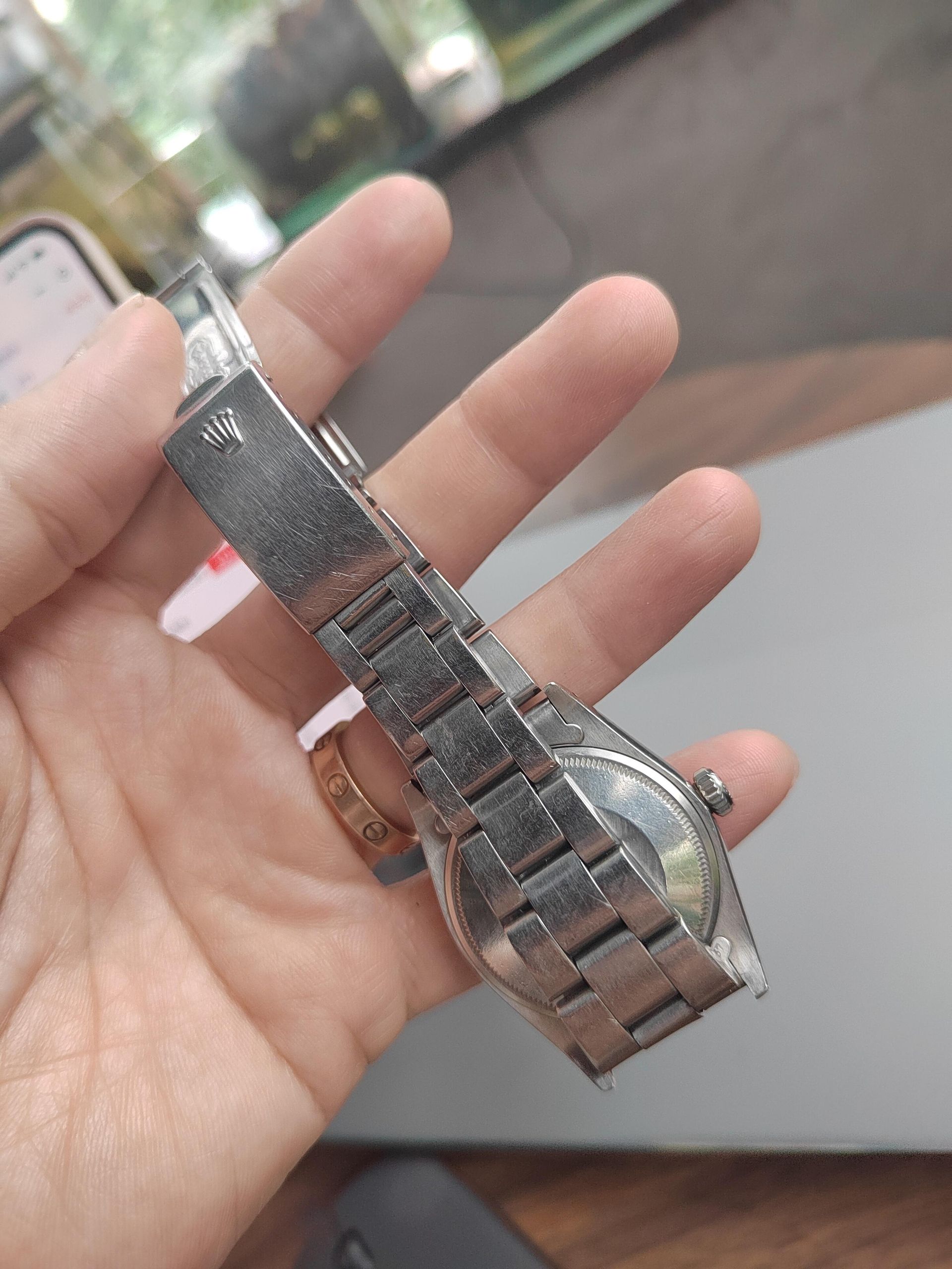 腕錶底蓋的品牌標記、規格文字與邊緣細節