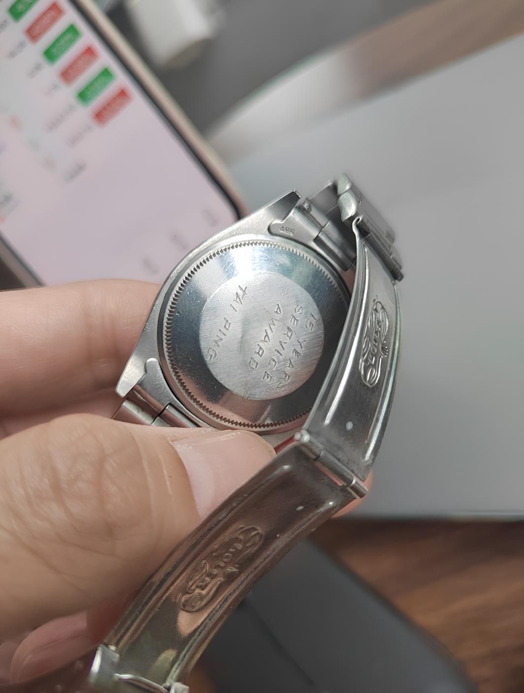 帶退休紀念刻字的腕錶背面全貌與錶帶