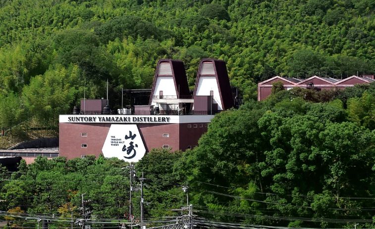 山崎蒸餾所內部的銅製蒸餾器