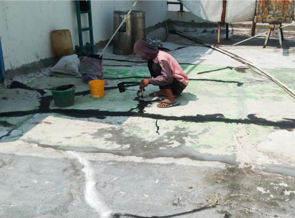 Proses penambalan dinding pada proyek Gedung ESDM oleh Tukangan