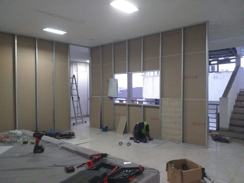 Progres finishing ruang studio PT Bahary Production