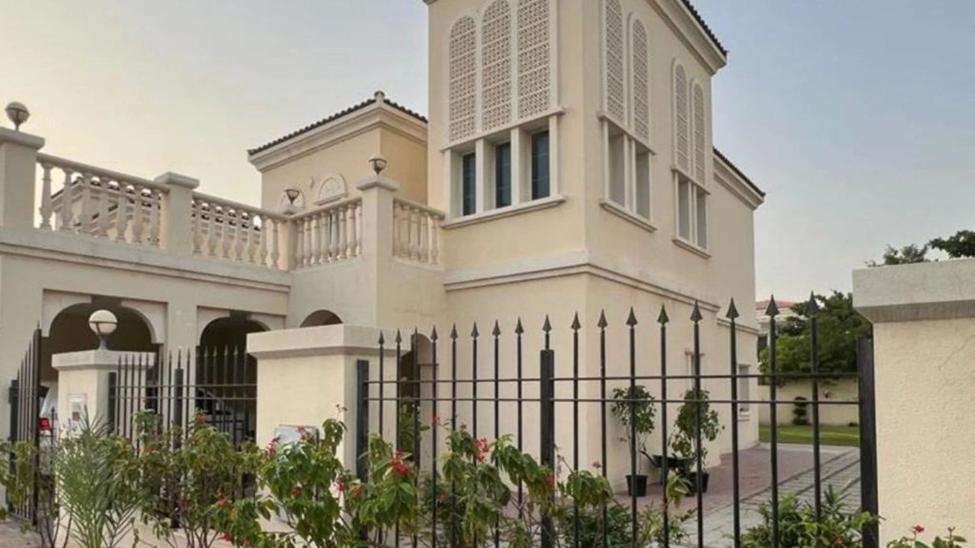 Home Lounge Real Estate Brokers LLC