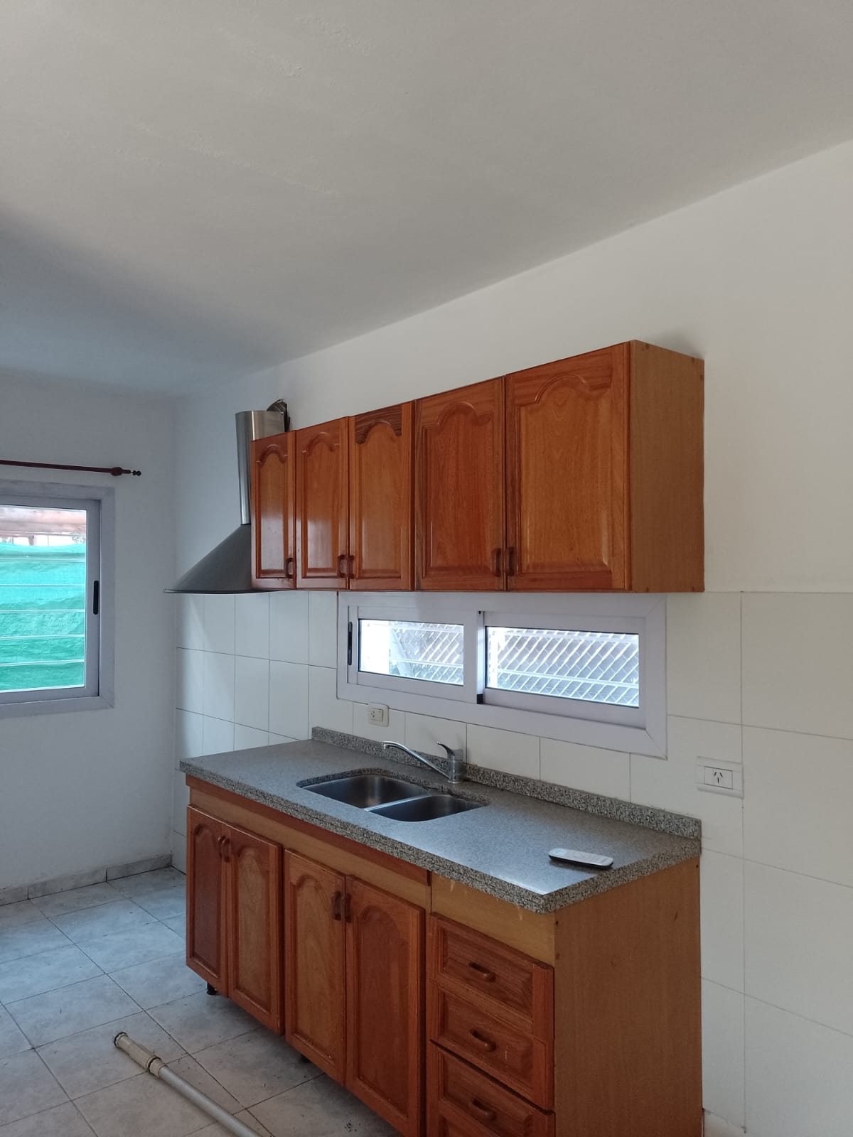 Casa esquina con piscina y dúplex lindero en centro de Valle Hermoso - foto 4