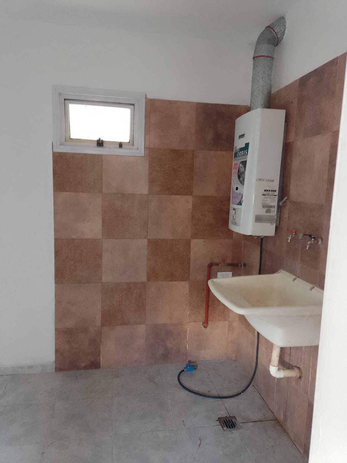 Casa esquina con piscina y dúplex lindero en centro de Valle Hermoso - foto 5