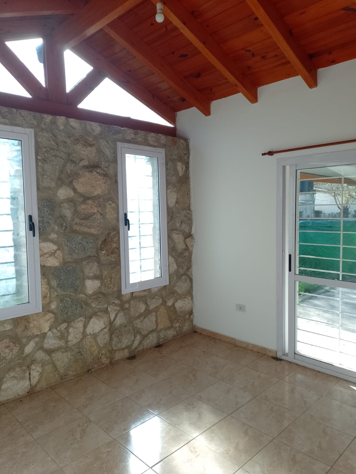 Casa esquina con piscina y dúplex lindero en centro de Valle Hermoso - foto 6