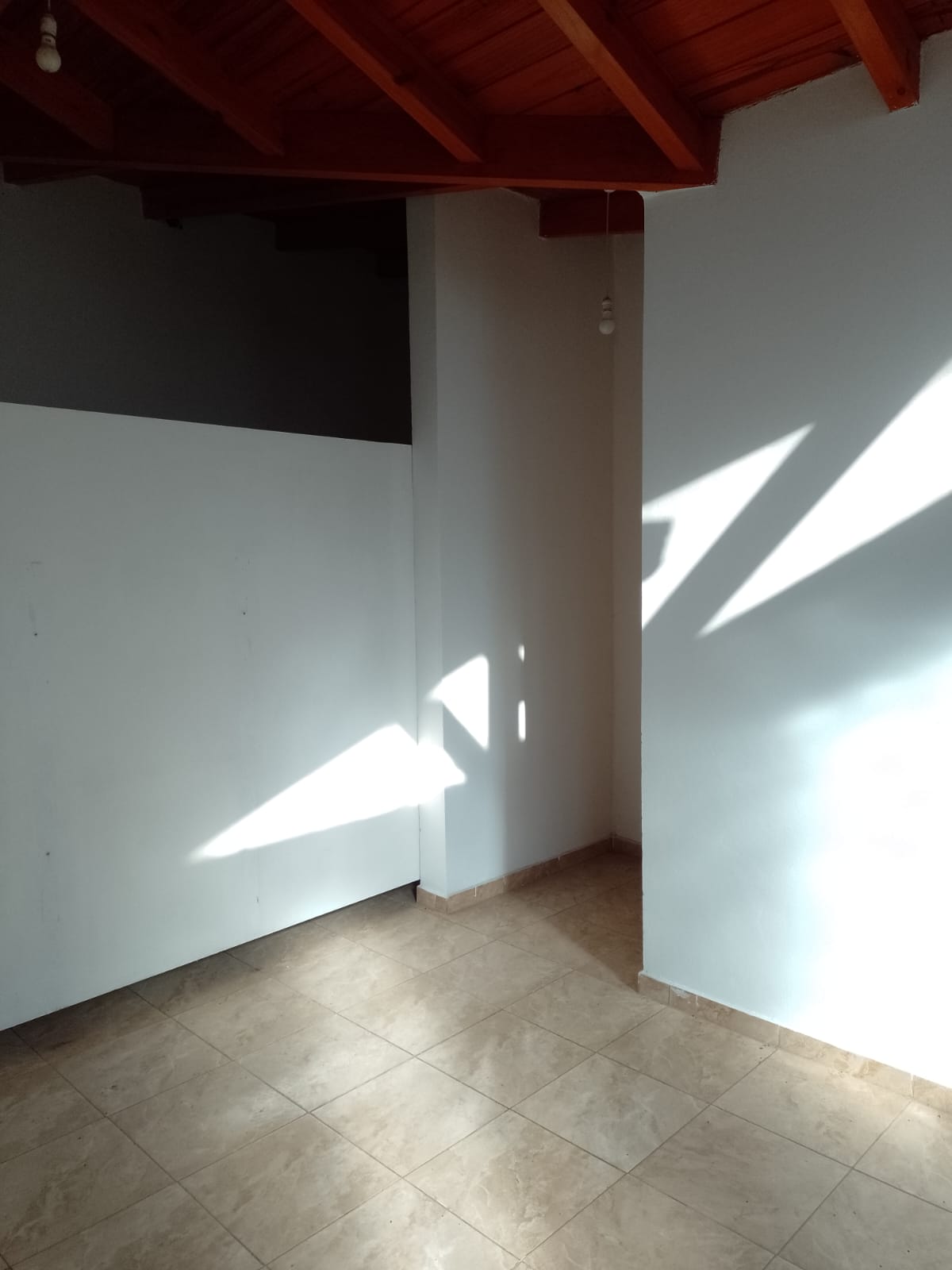 Casa esquina con piscina y dúplex lindero en centro de Valle Hermoso - foto 7