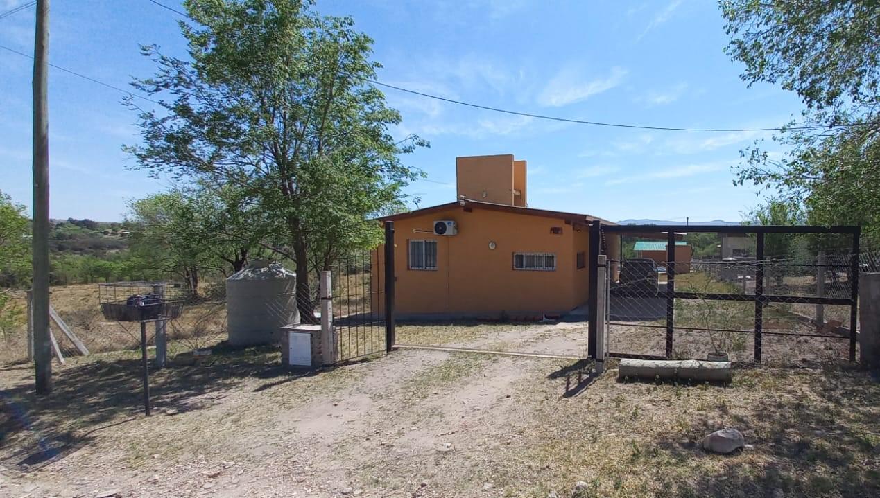Casa con dos cabañas de madera con detalles a terminar en venta en Villa Giardino - foto 2