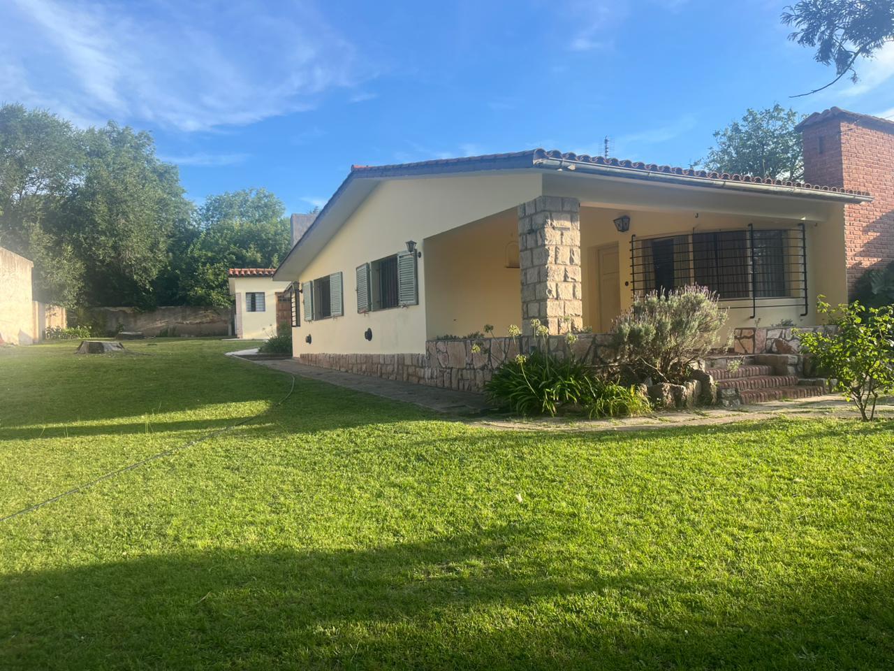 Casa en Venta con parque amplio con potencial para piscina en Villa Giardino - foto 2