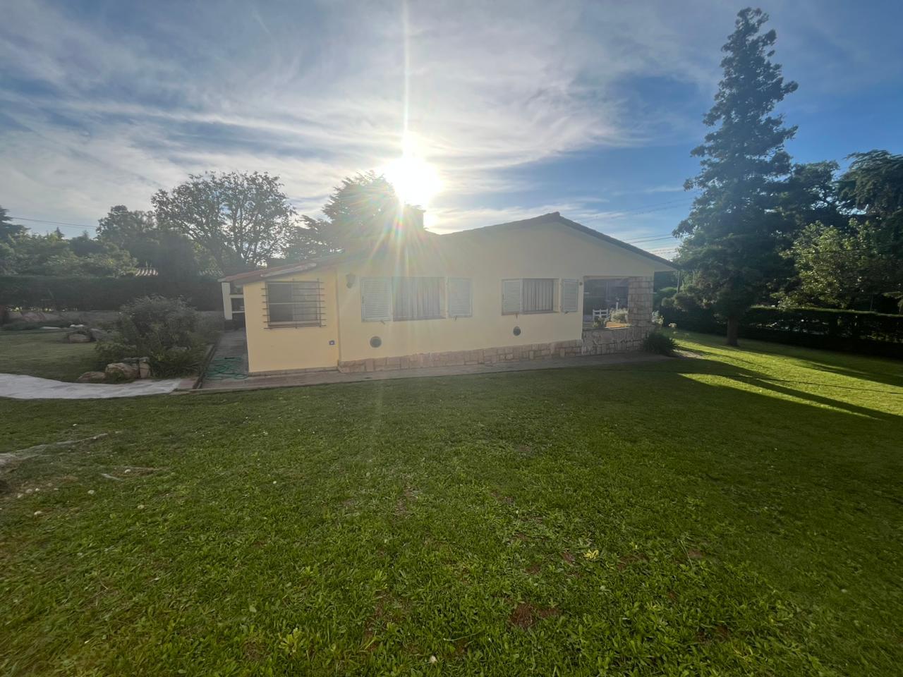 Casa en Venta con parque amplio con potencial para piscina en Villa Giardino - foto 3