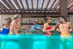 sun-palace_pool_bar_couples_2