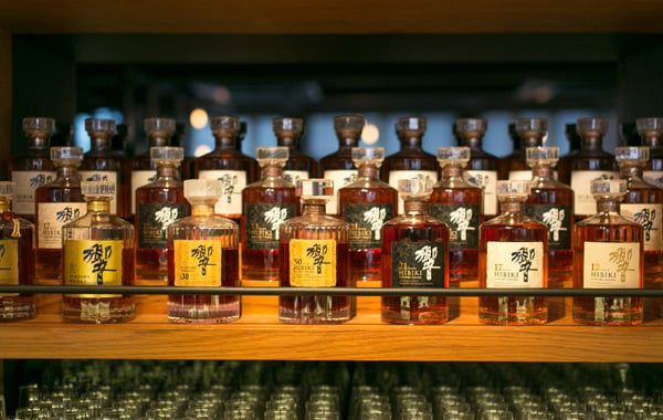 [陳列著多款珍稀日本威士忌的酒吧吧台]
