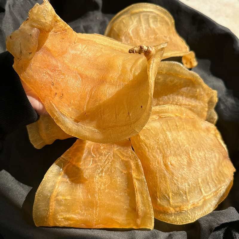 專家正在燈光下仔細檢查花膠的通透度和紋理