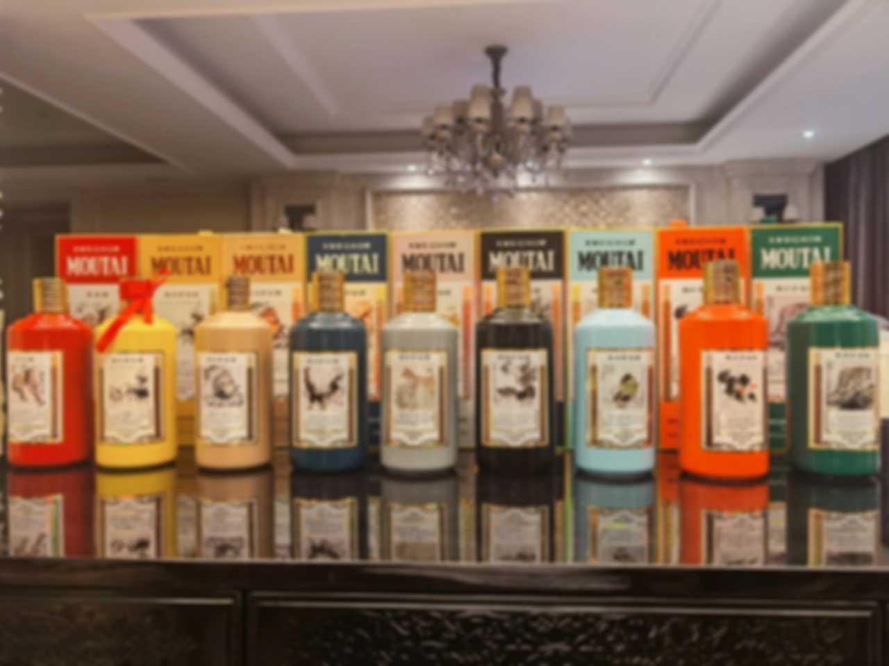 一系列珍稀的紀念茅台酒陳列在典雅的背景中