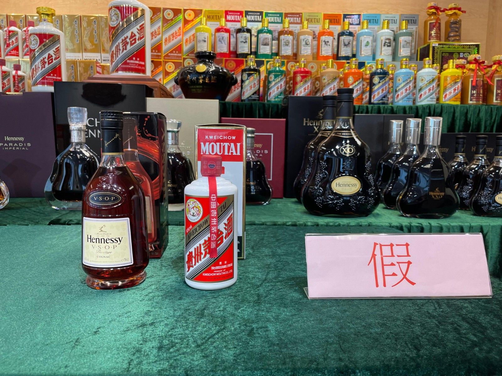 一則網上流傳的關於酒類購買詐騙的提醒圖片，圖中文字為「邊有咁大隻蛤蟆隨街跳」，警示消費者切勿貪小便宜。