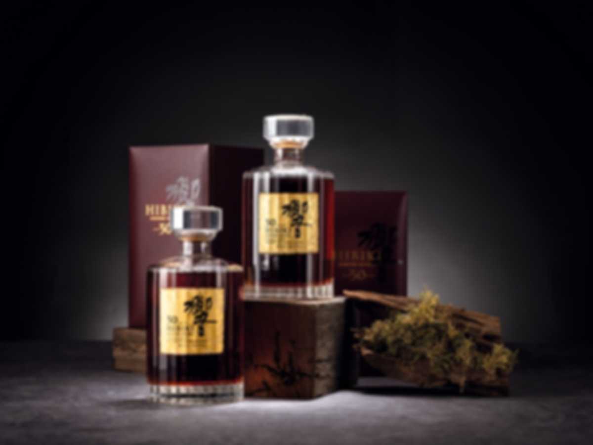 多款響 Hibiki 威士忌陳列的藝術橫幅