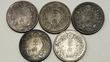 一堆不同年份的香港舊銀幣,包括事頭婆和神獸