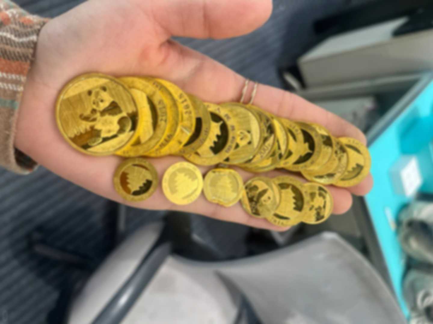 多枚熊貓金幣與紀念金章展示