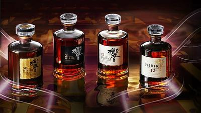 一杯盛在格蘭凱恩杯中的威士忌，背景是柔和的光線