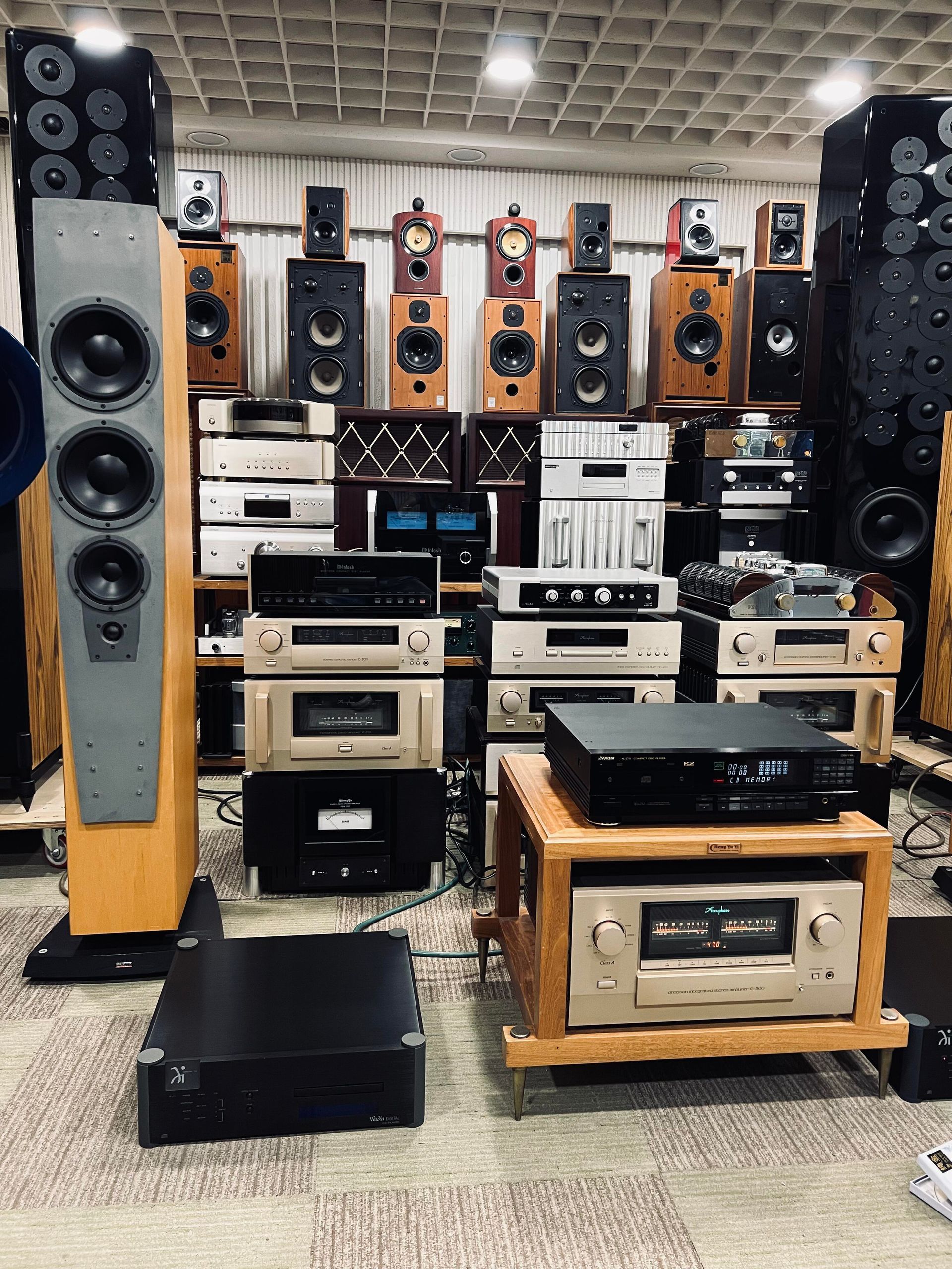 專家檢測音響器材運作與外觀狀態