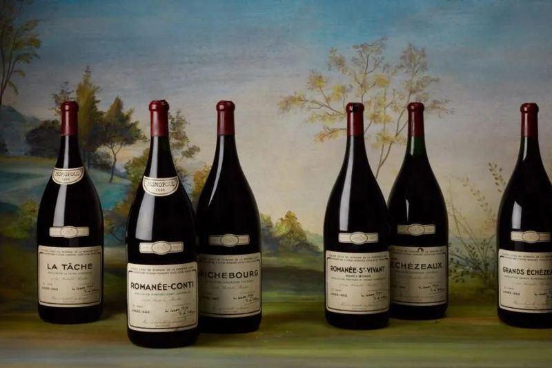 一瓶羅曼尼·康帝酒款靜置在勃艮第葡萄園的風景中