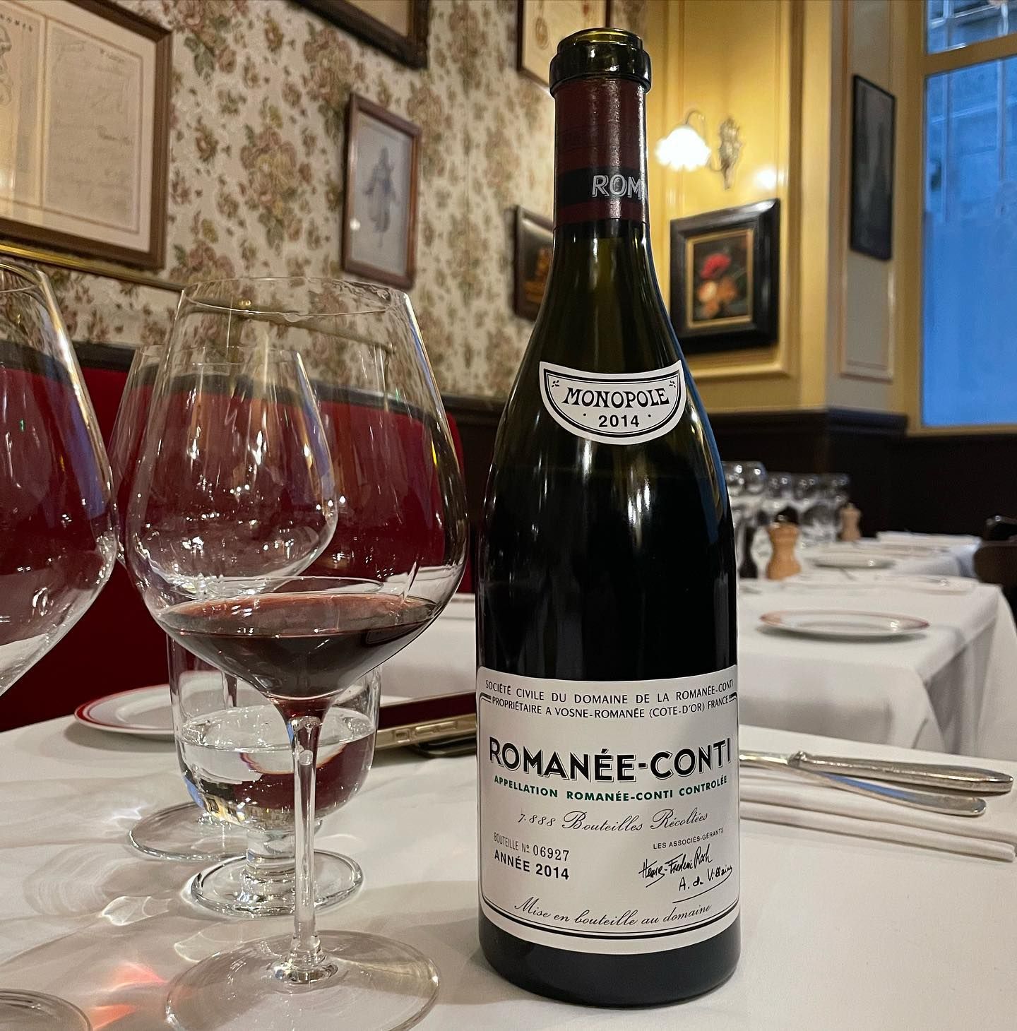 紅酒品鑑場景，象徵著DRC不僅是投資品，更是頂級享受