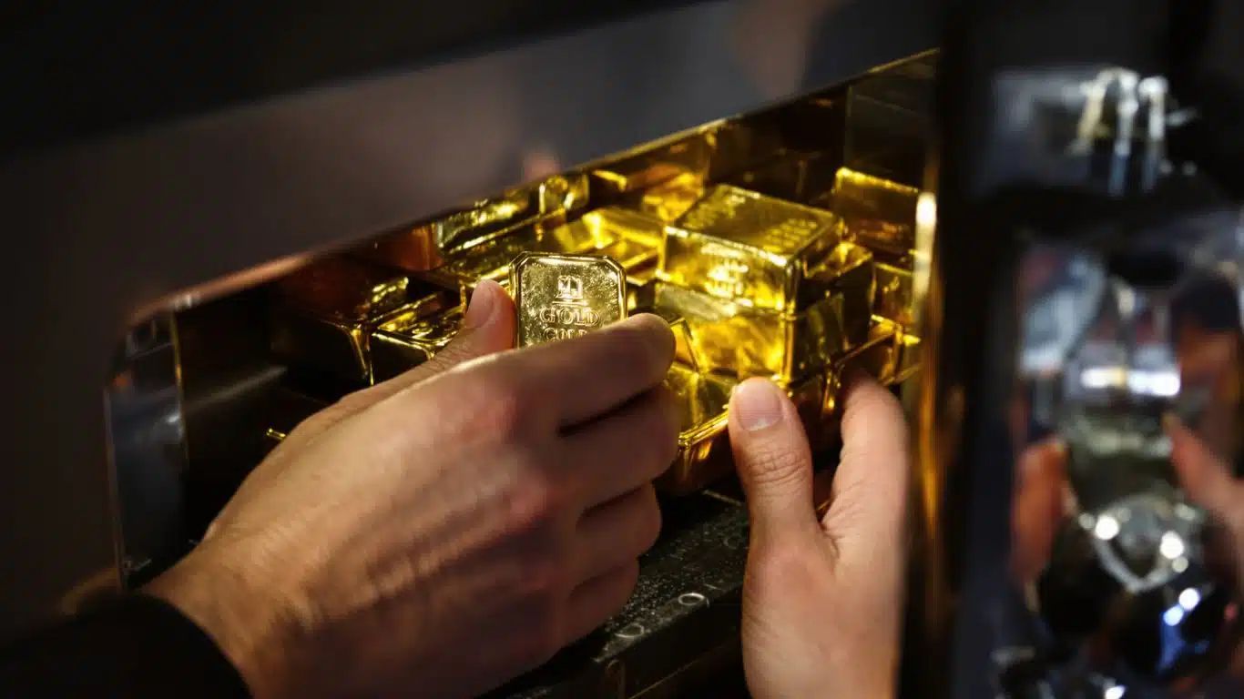 大量黃金條存放在保險櫃中，象徵實金的儲藏價值