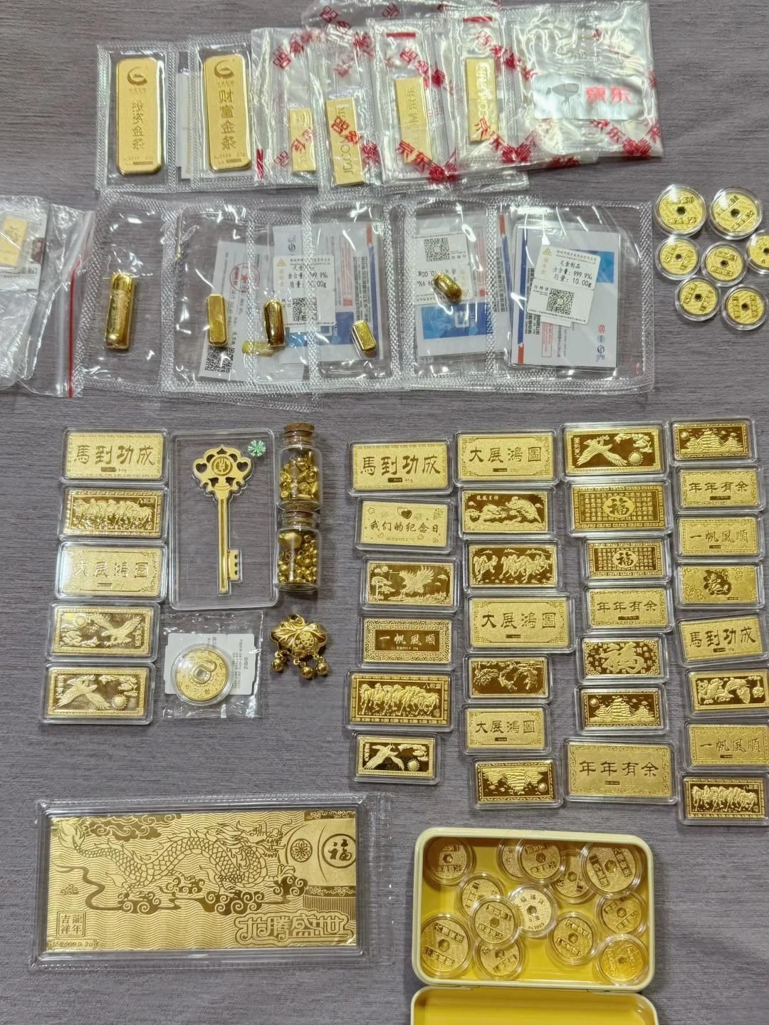 各類黃金飾品、金條及金幣，準備進行回收估價