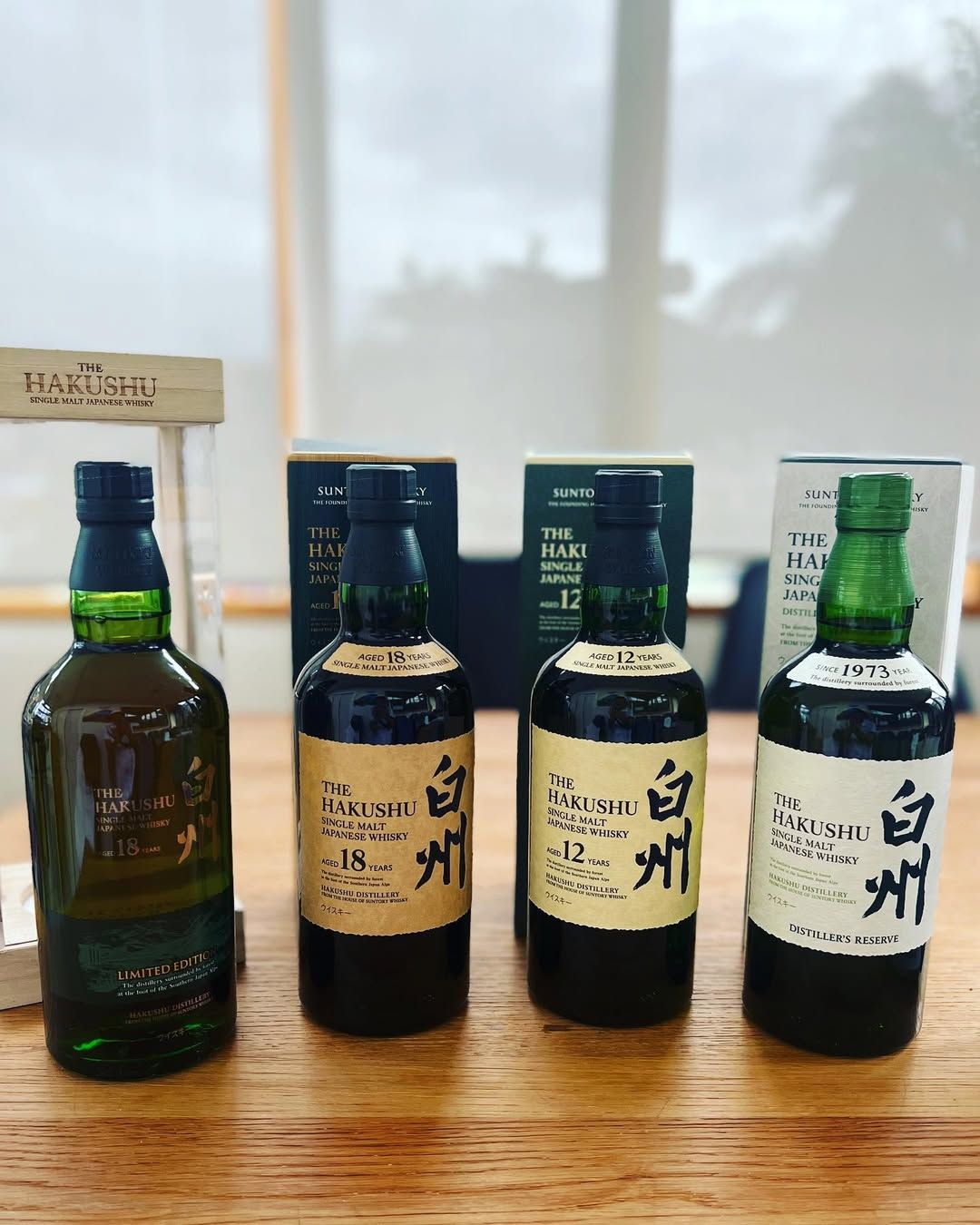 白州威士忌標誌性的綠色瓶身與森林背景