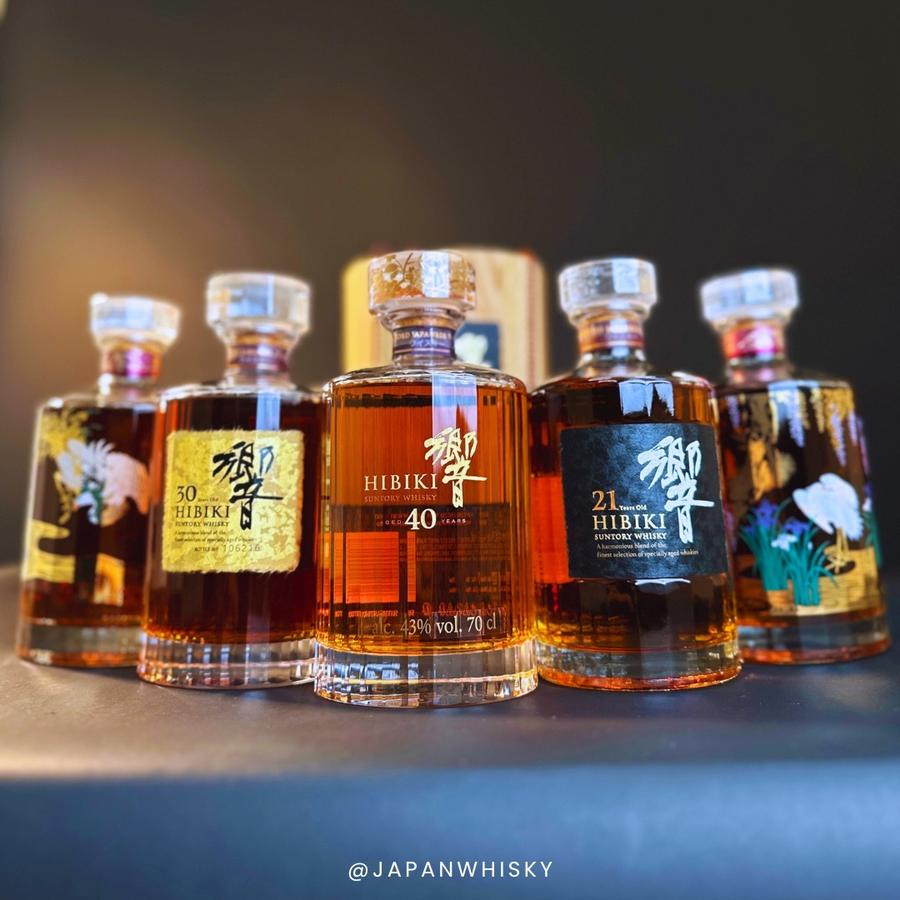 響 21 年威士忌酒瓶放在打開的木盒旁，盒面有花繪