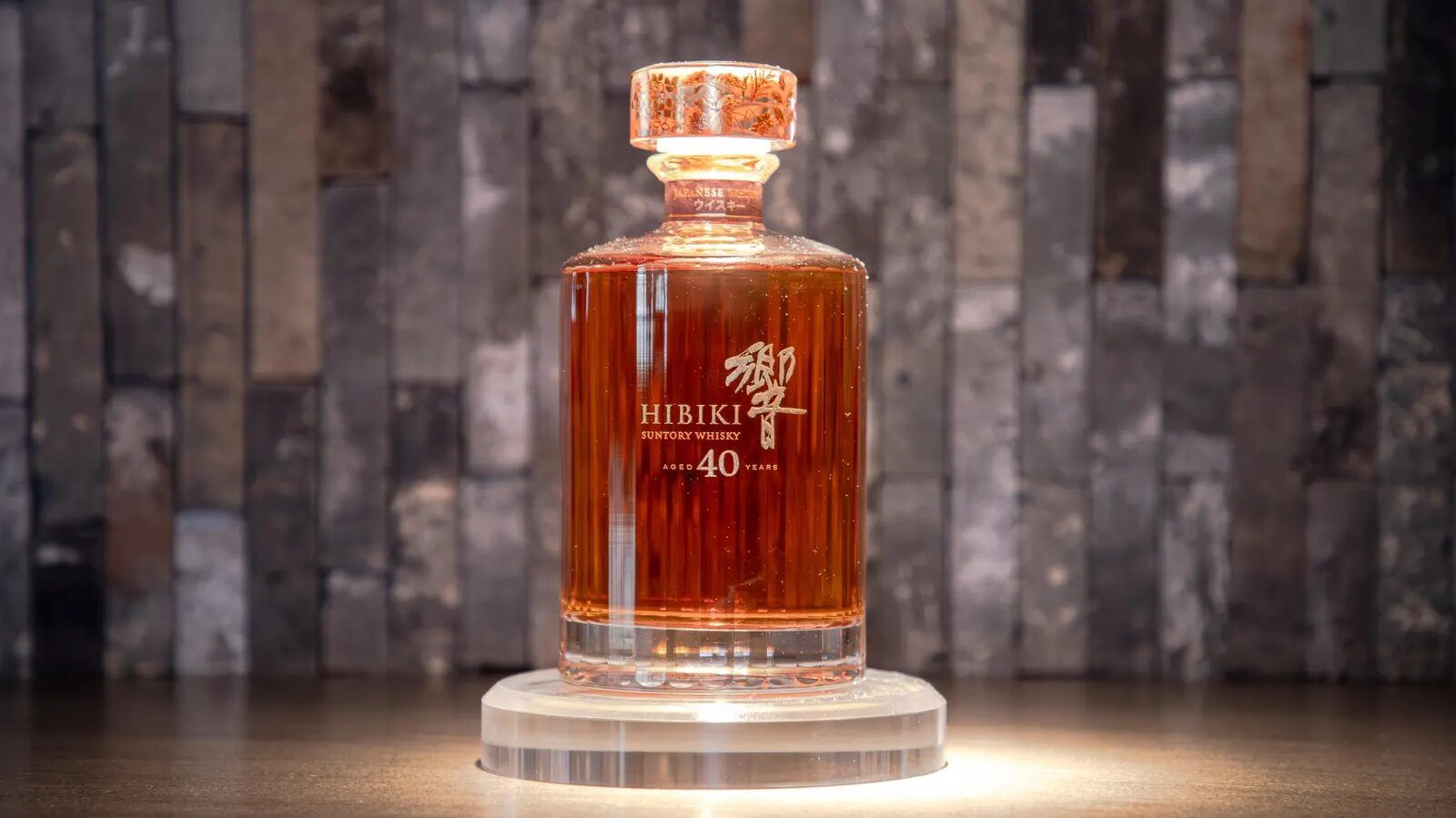 響威士忌標誌性的24切面瓶身，在光影下展現和諧之美