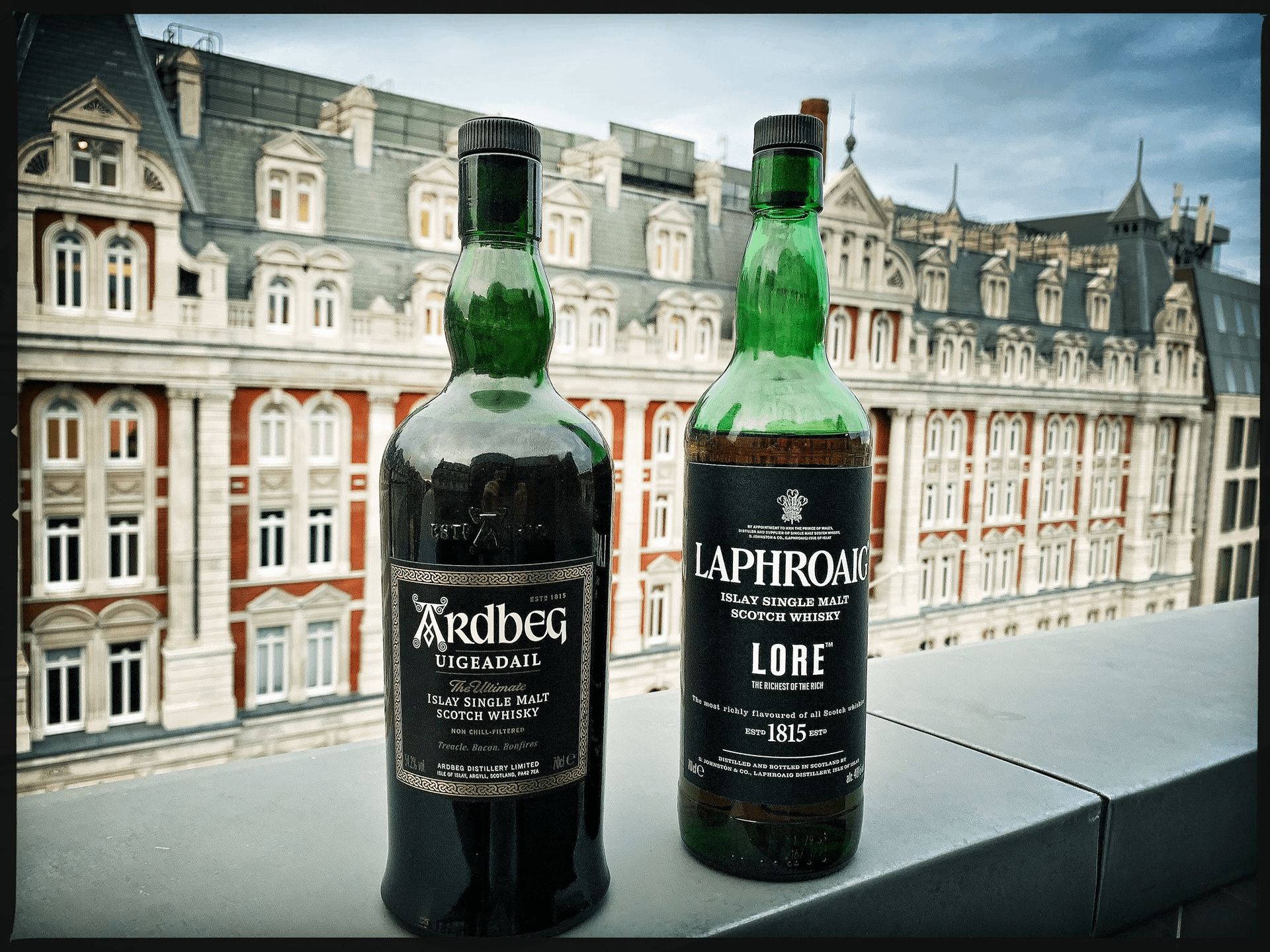 艾雷島海岸線上 Laphroaig 與 Ardbeg 威士忌瓶身的對比