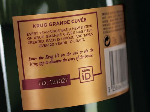 展示 Krug ID 位於庫克香檳酒瓶背標上的位置