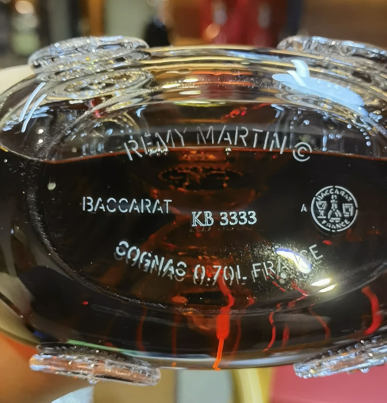 檢查路易十三酒樽底部的巴卡拉水晶標誌與編號